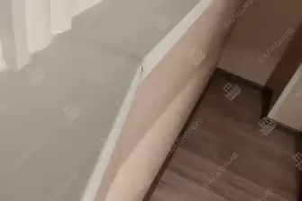 Обшивка балкона снаружи коричневым профнастилом