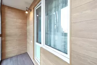 Отделка пола и потолка на балконе