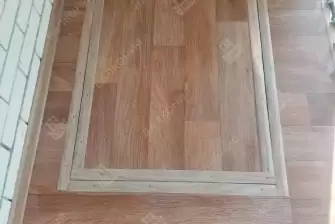 Отделка пола и потолка на балконе