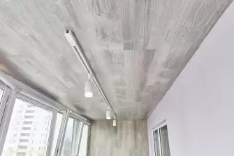 Объединение балкона с комнатой с отделкой и остеклением