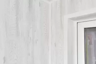 Отделка балкона в новостройке с эркерным остеклением Рехау 