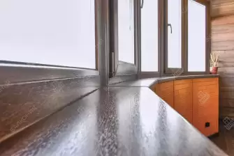 Отделка эркерной лоджии ламинатом и стеновым паркетом 