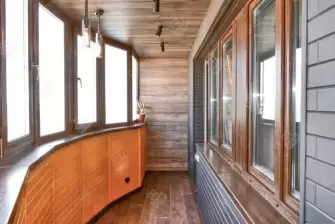 Отделка эркерной лоджии ламинатом и стеновым паркетом 