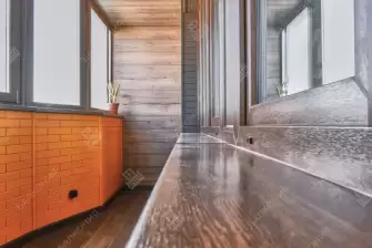 Отделка эркерной лоджии ламинатом и стеновым паркетом 