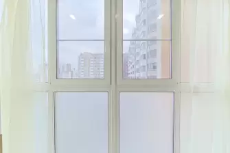 Объединение балкона с отделкой стеновым паркетом