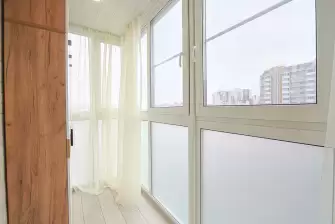 Объединение балкона с отделкой стеновым паркетом