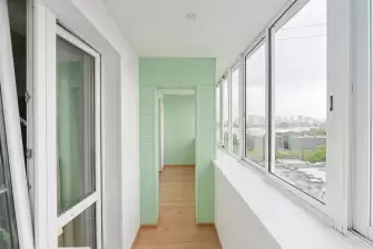 Отделка стеновым паркетом лоджии с ригелем