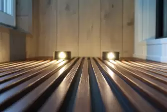 Дизайнерская отделка рейками балкона