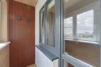 Дизайнерская отделка рейками балкона