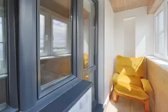 Дизайнерская отделка рейками балкона