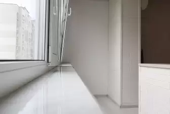 Объединение балкона с комнатой и отделка стеновым паркетом