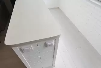 Объединение балкона с комнатой и отделка стеновым паркетом