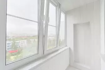 Объединение балкона с кухней и отделка стеновым паркетом