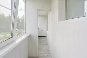 Двойная лоджия с ригелем и окном в подъезд