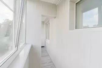 Двойная лоджия с ригелем и окном в подъезд