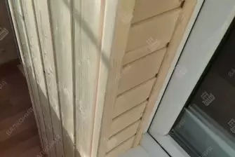 Холодное остекление балкона и отделка деревянной вагонкой