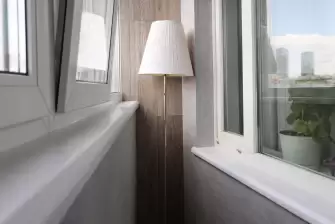 Отделка балкона Лодочка ламинатом