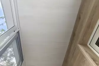 Кварцвинил на Г-образном балконе: стиль, прочность и защита на века!