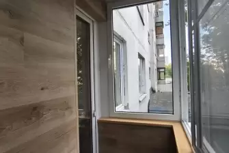 Кварцвинил на Г-образном балконе: стиль, прочность и защита на века!