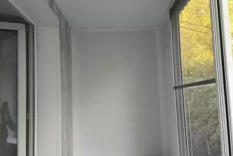 Сочетание ПВХ и кварцвинила в обшивке балкона