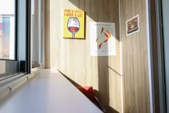 Отделка ПВХ панелями и холодное остекление на балконе