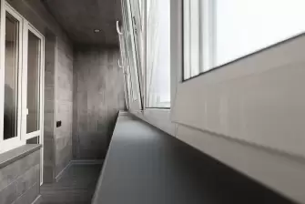 Отделка балкона ламинатом с террасной доской на полу