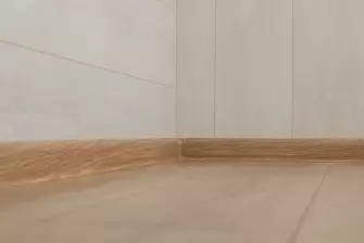 Отделка балкона ламинатом в светлых тонах