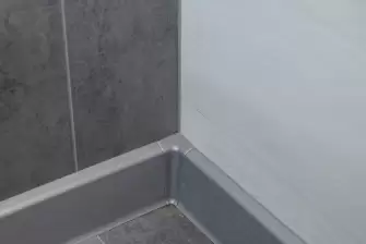 Отделка балкона ламинатом двух цветов