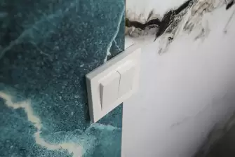 Отделка балкона гибким мрамором с зонированием пространства