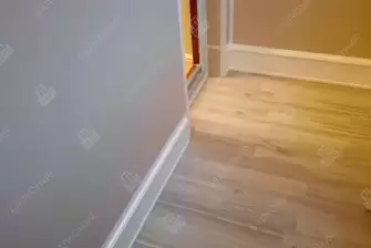 Отделка балкона панелями ПВХ и ламинат и установка кованого настенного плафона