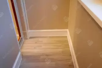 Отделка балкона панелями ПВХ и ламинат и установка кованого настенного плафона