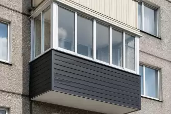 Обшивка балкона графитовым сайдингом в Москве, ул. Вешняковская, д. 22, корп. 1