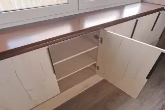 Отделка балкона под ключ ламинатом и натяжным потолком