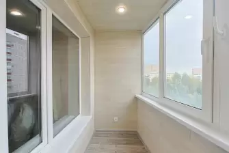 Отделка и остекление Г-образного балкона