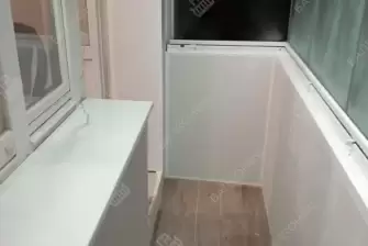 Отделка пола, стен и потолка  балкона разными материалами