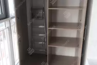 Изготовление и установка шкафа с полками из ЛДСП на балконе