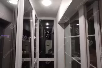 Панорамное остекление и отделка п-образного балкона с утеплением