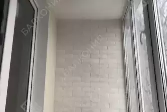 Отделка балкона декоративным камнем, ламинат и натяжной потолок