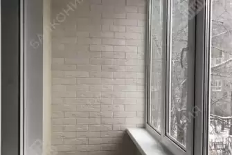 Отделка балкона декоративным камнем, ламинат и натяжной потолок