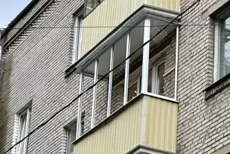 Отделка и остекление П-образного балкона без утепления, в кирпичном доме