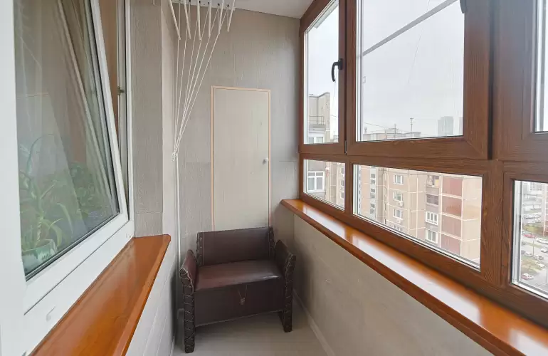 Пример работы: отделка балкона ламинатом с остеклением