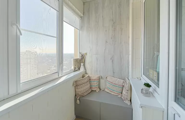 Отделка балкона широкоформатным кварцвинилом