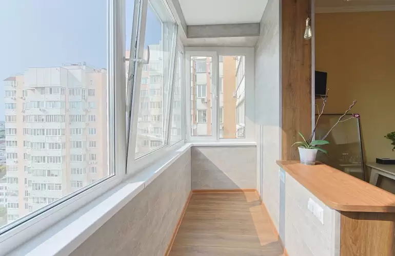 Отделка Г-образного балкона ламинатом с объединением с кухней