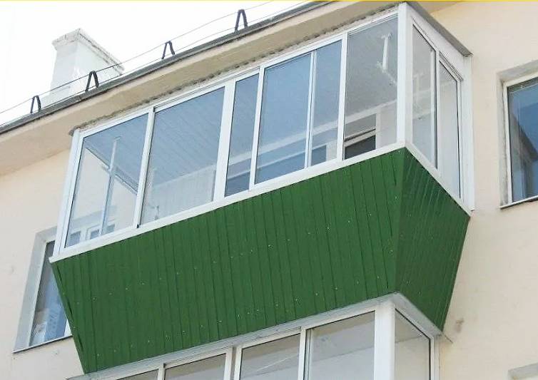 Остекление балконов <span>с крышей</span>
